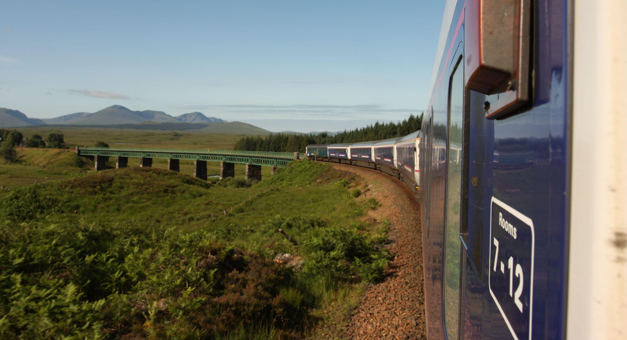 El tren Caledonian Sleeper cruzando Rannoch Moor