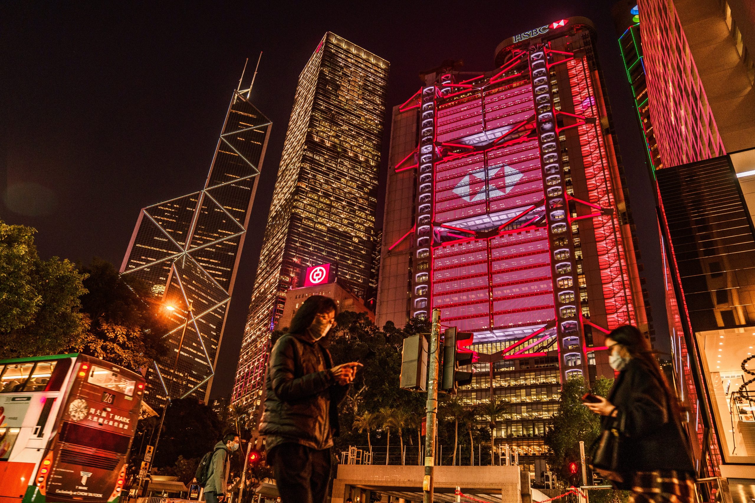 La sede de HSBC de noche en Hong Kong